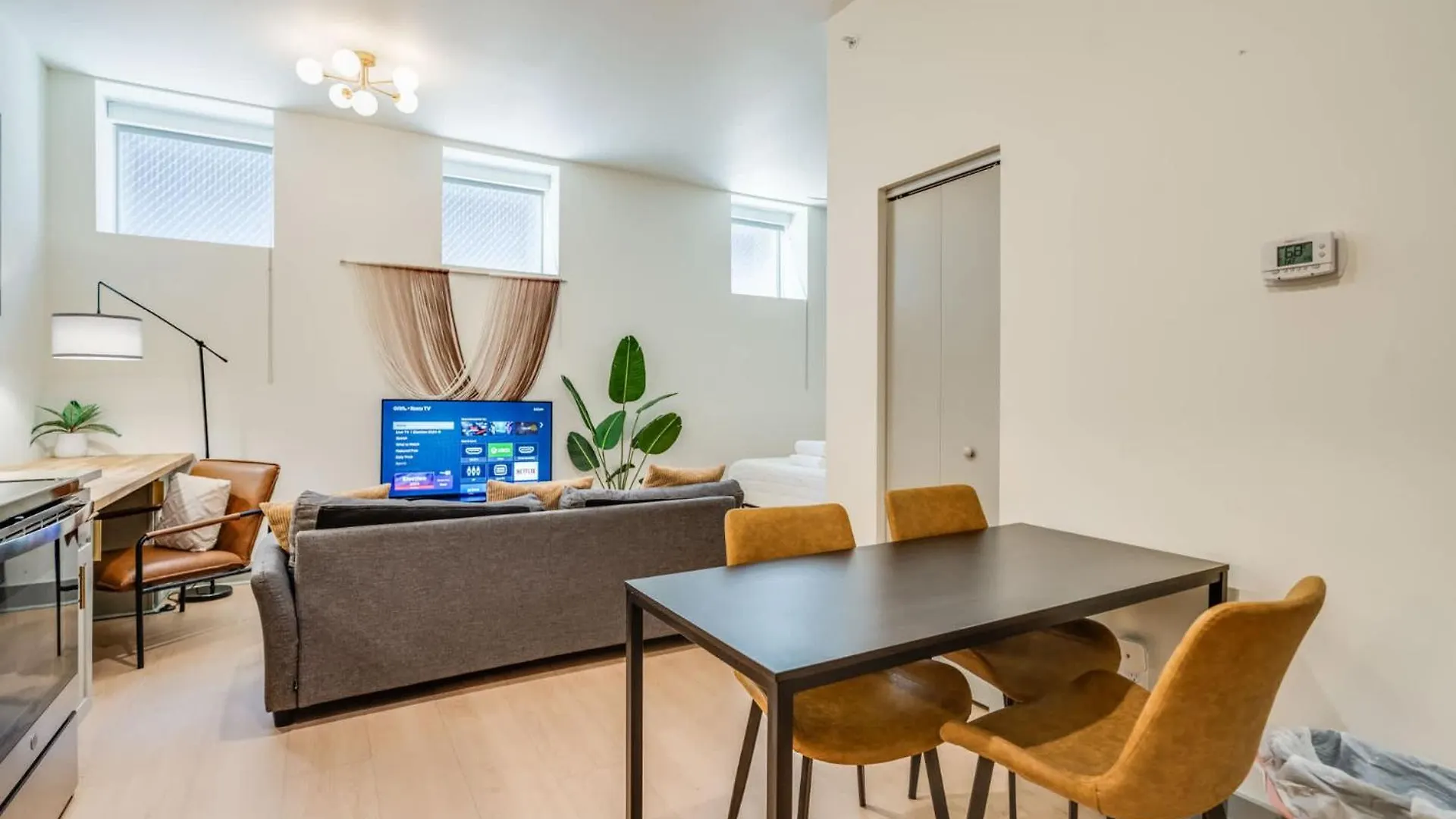 Bright And Modern Studio In Louisville # 109